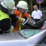 feuerwehr-ottobrunn-p7010063 Besucher an Rettungsgeräten