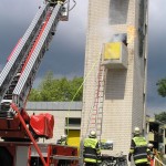 feuerwehr-ottobrunn-p7010101 Löschangriff über Dreh- und Steckleiter