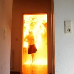 fettbrand_feuerwehr_wernau_002 Die Testpuppe wird komplett von den Flammen erfasst