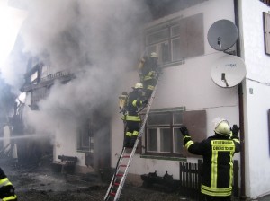 Preparing for the interior attack (Source: Oberstdorf Fire Department) 