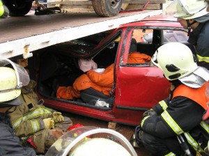 Nachdem die Türe entfernt wurde wird nun das weitere Vorgehen besprochen
