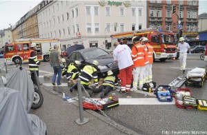 person-unter-pkw-001