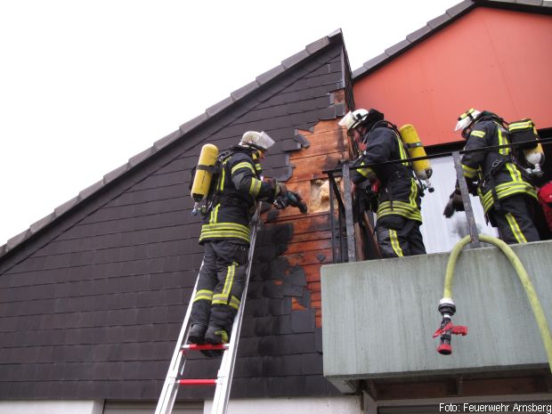 Fassadenbrand Haus Feuerwehr