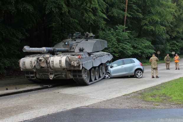 Panzer Unfall Pkw