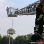 Der Ball muss in den Korb