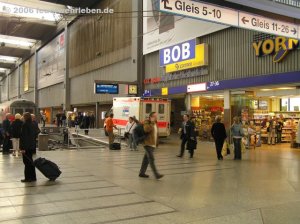 Zur Not fährt der RTW auch mitten in die Bahnhofshalle