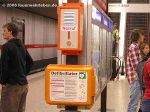 Erweiterte Erste Hilfe. Automatische Defibrillator in einer münchner S-Bahn Station