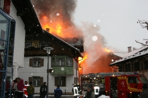 Flammenüberschlag auf das Nachbargebäude (Quelle: Feuerwehr Oberstdorf)