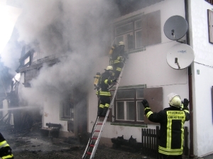 Vorbereitung des Innenangriffs  (Quelle: Feuerwehr Oberstdorf)