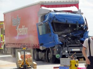 LKW Fahrer eingeklemmt