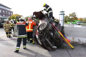 PKW auf einer Autobahnbarriere, keine alltägliche Lage (Foto: Weber-Hydraulik)