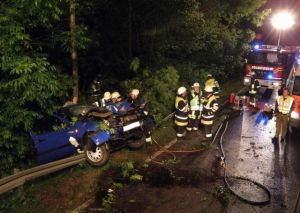 Nächtlicher Einsatz bei PKW gegen Baum (Quelle: KFV Dachau)