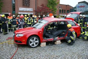 Auch Neufahrzeuge müssen dran glauben. Rettungsmöglichkeiten an einem nagelneuen Audi (Foto: Weber-Hydraulik)