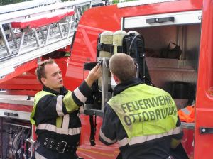 Zu zweit macht es mehr Spaß. Schnappt Euch einen zweiten Feuerwehrverrückten und übt gemeinsame Standardabläufe