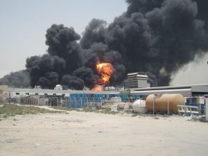 Großbrand in einer Lackfabrick, auch hier müssen die Wehrleute aus Fujairah ran (Foto: Thomas Bachmann)