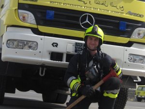 Thomas in seiner Einsatzkleidung der Emirates Fire & Rescue Company (Foto: Thomas Bachmann)