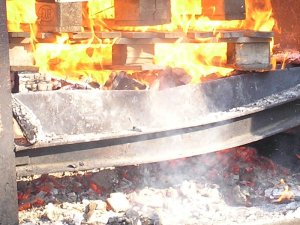 Glut und Schutt am Boden als Gefahren im Innenangriff