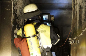 Blick durch die Wärmebildkamera, nicht nur im Kellerraum sondern auch darüber (Foto: Feuerwehr München)