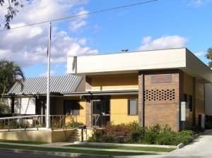 Kleine hauptamtliche Wachen mit kurzen Eintreffzeiten. Das System in Queensland in Australien.