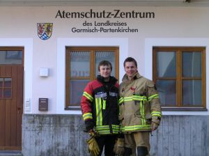 Hannes und ich vor dem Atemschutzzentrum Garmisch-Partenkirchen