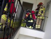 Einsatzvorbereitung vor der Brandwohnung