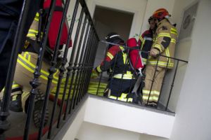 Einsatzvorbereitung vor der Brandwohnung