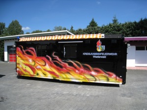 AB_JF3_klein Seitenansicht des Abrollbehälters Jugendfeuerwehr mit Markise (Foto: Kreisjugendfeuerwehr Westerwald)