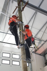 Rettungsübung an einem Holzmast im Vertical Rescue College (Foto: Skylotec)