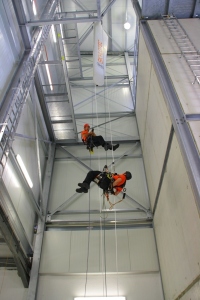 Höhenrettungsübung im 18 Meter hohen Turm des Vertical Rescue College (Foto: Skylotec)