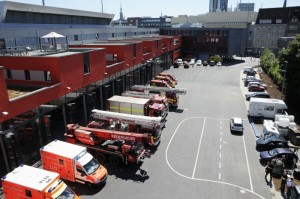 Die Einsatzfahrzeuge vor den Fahrzeughallen der neuen Feuer- und Rettungswache (Foto: Feuerwehr Dortmund)