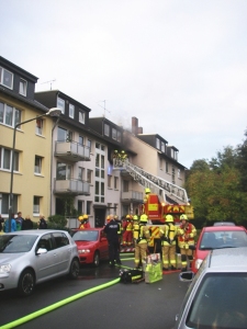 Falsch geparkte Autos erschweren den Drehleitereinsatz (Foto: Feuerwehr Ratingen)