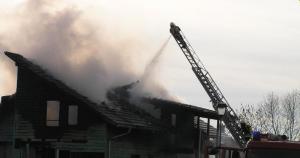 Dachstuhlbrände stellen Feuerwehren immer wieder vor besondere Herausforderungen.