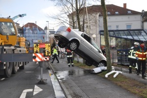 Bergung des Autos durch einen Mobilkran (Foto: Polizeiinspektion Oldenburg)