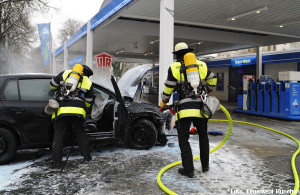 PKW brennt in Tankstelle