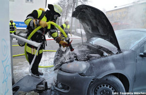 Brand im Motorraum des PKWs