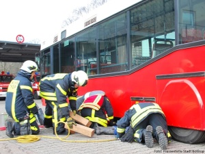 Übung: Person unter Bus