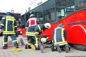 Schauübung der Feuerwehr Bottrop an dem geschenkten Bus