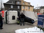 Umgekippter LKW: Ladekran blieb in Oberleitung hängen