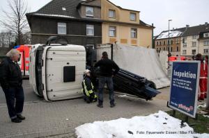 LKW-Ladekran blieb in Oberleitung hängen