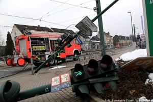 Durch LKW-Unfall beschädigte Ampelanlage