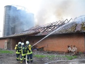 Brandbekämpfung des Schweinestalls im Außenangriff