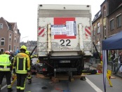 Person unter Auto, Auto unter Trailer