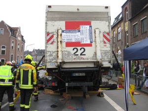 Person unter Auto, Auto unter Trailer