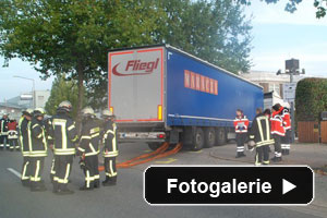 Radfaher unter LKW