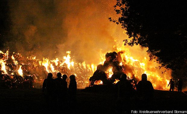 Brand Strohballen Strohmiete