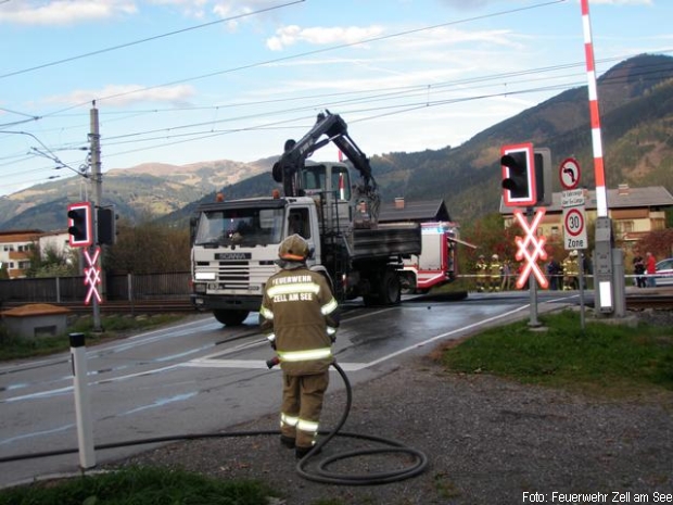 LKW Stromleitung Brand