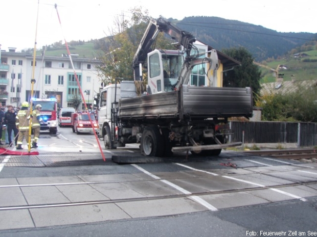LKW Stromleitung Brand