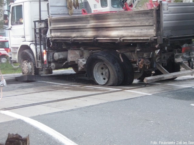 LKW Stromleitung Brand