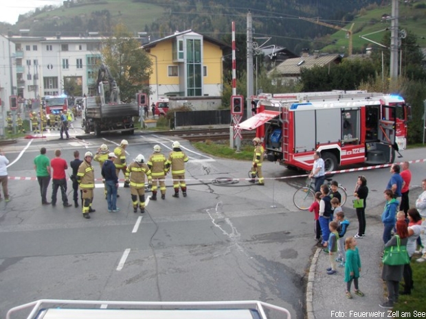 LKW Stromleitung Brand