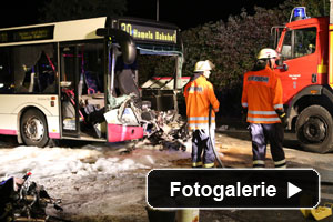 Verkehrsunfalla Motorrad eingeklemmt